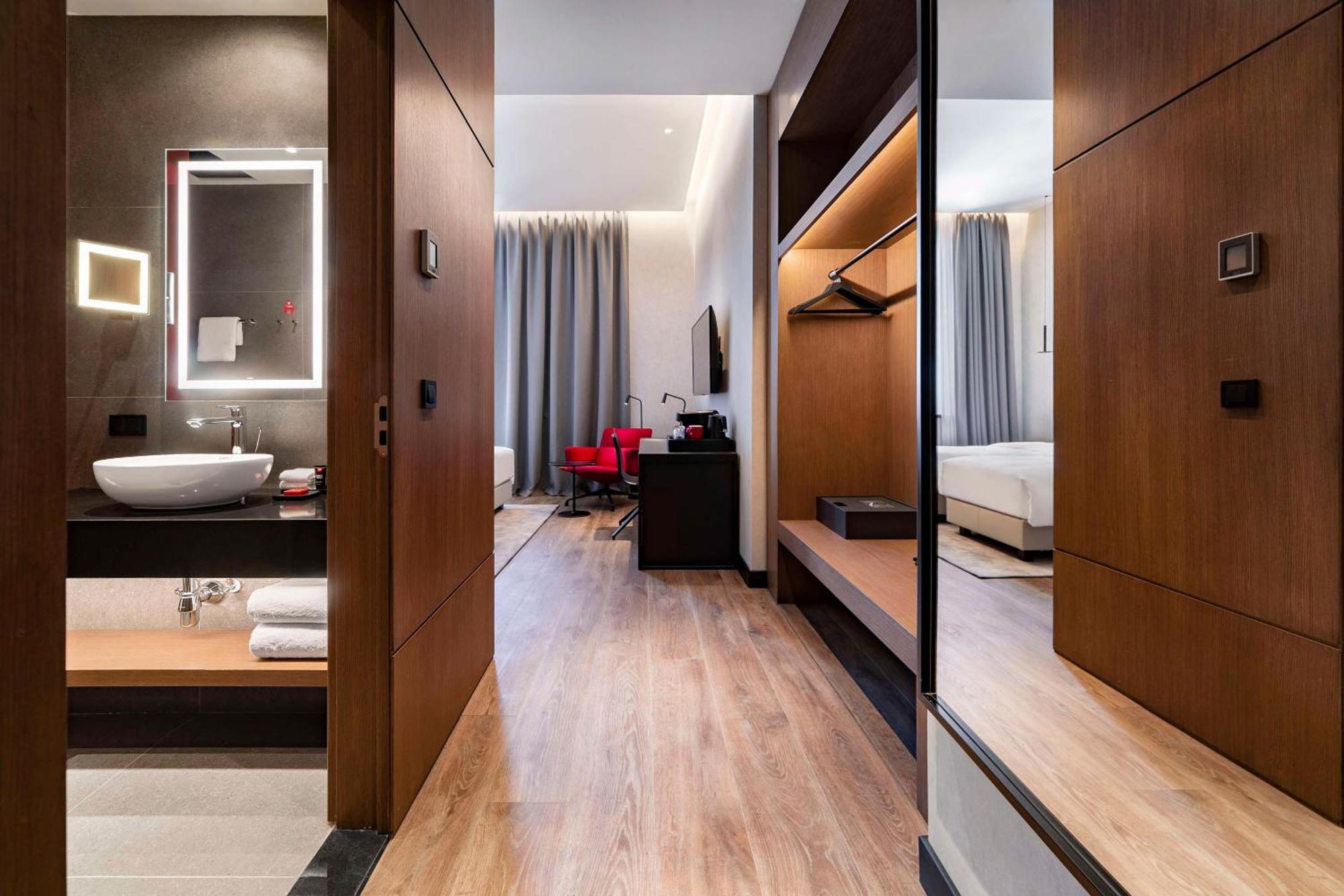 Radisson Red 5*