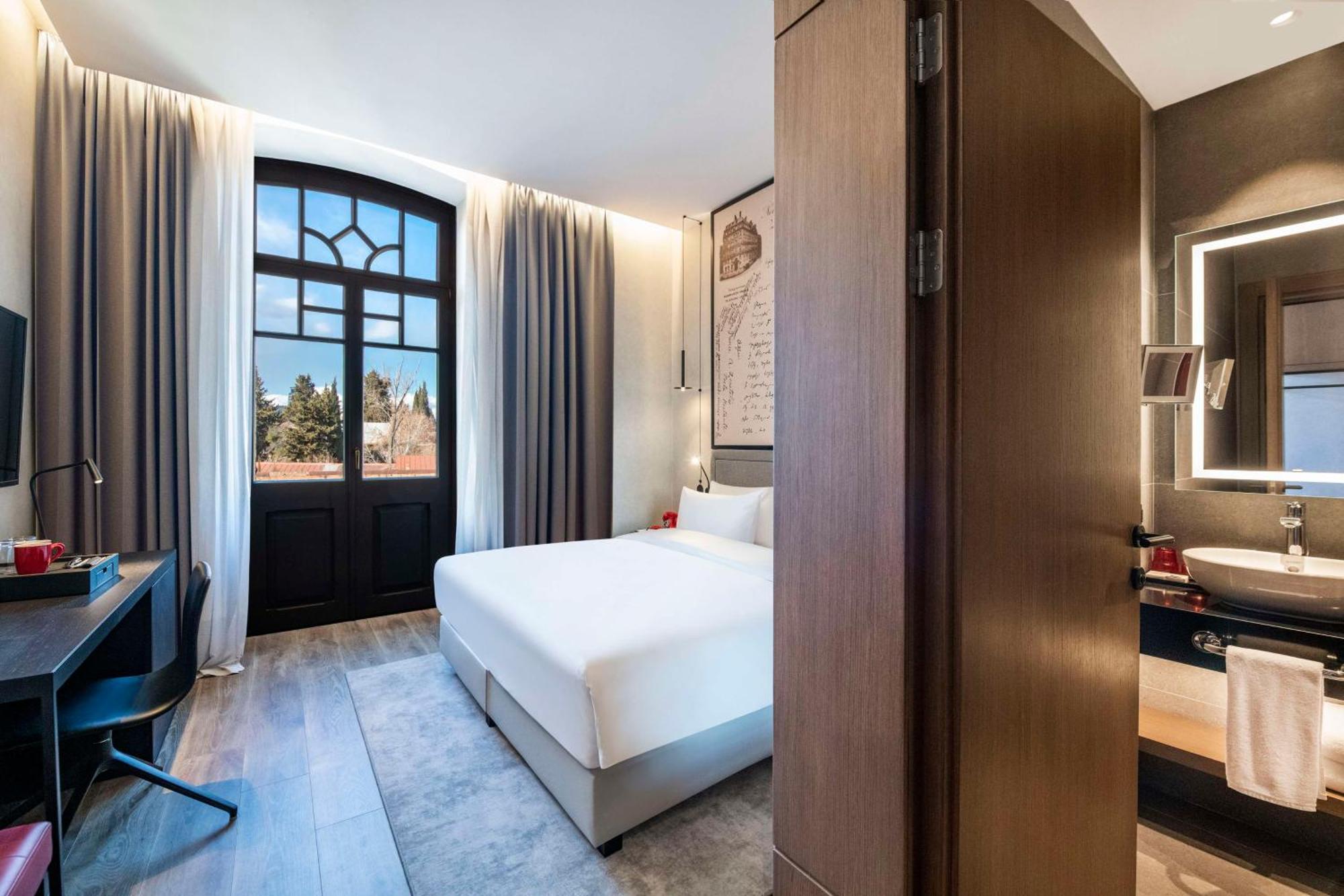 Radisson Red تبليسي