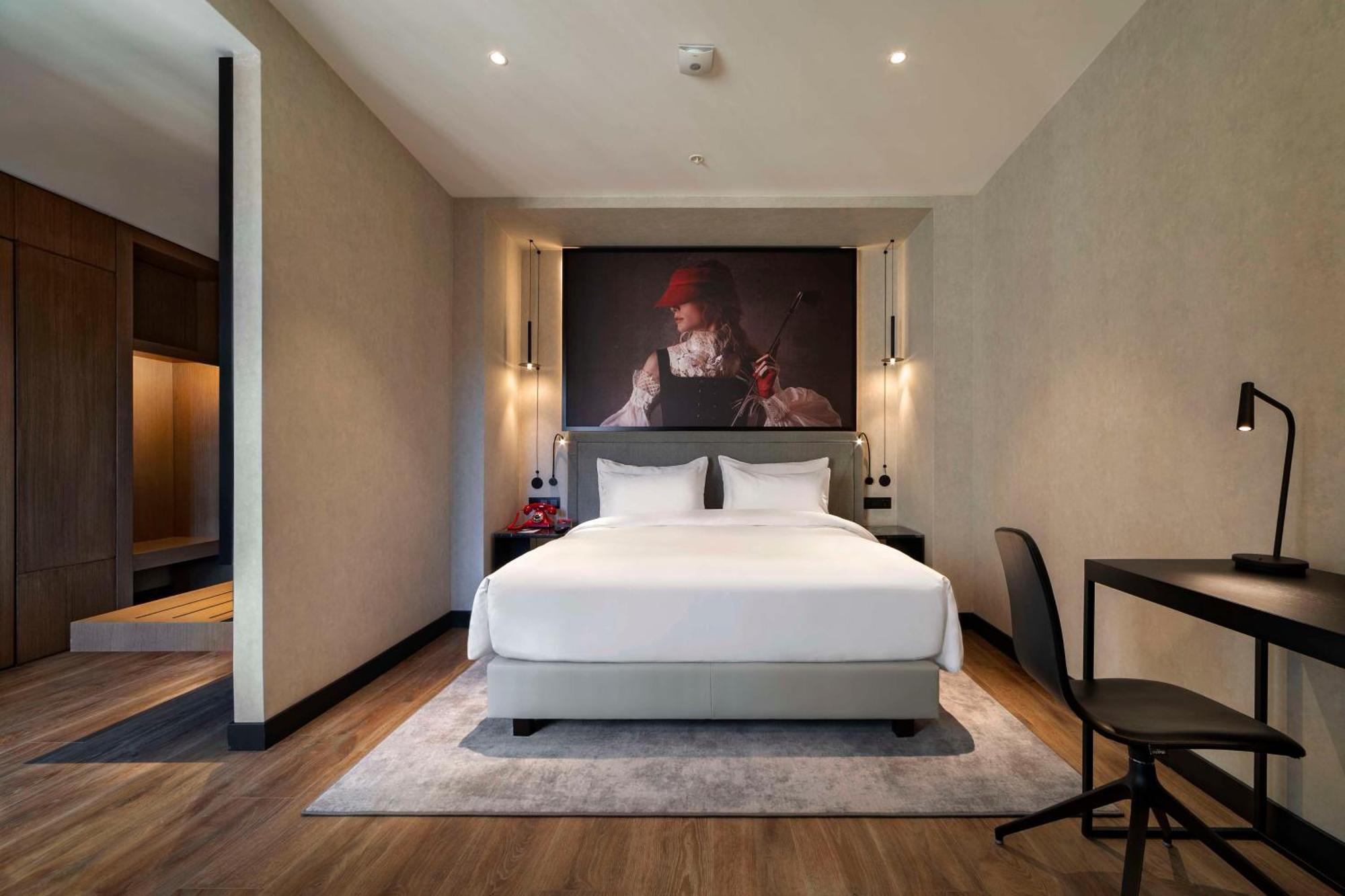 Radisson Red